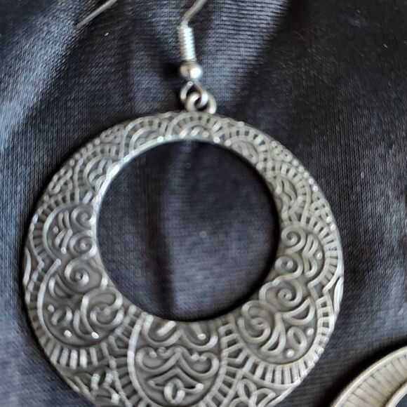ANTIQUE SILVER BOHO ROUND DANGLE EARRINGS - Picture 6 of 6